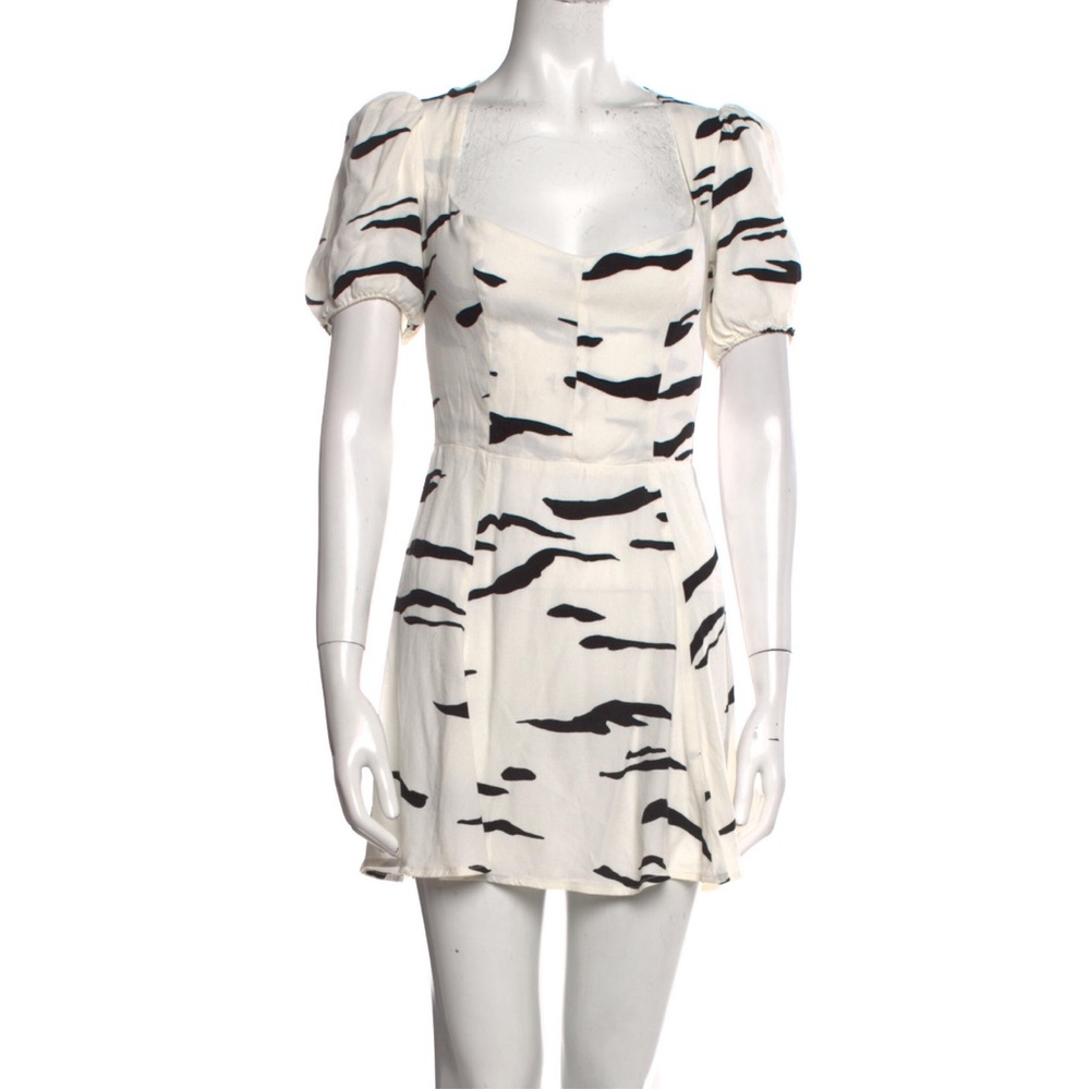 Reformation white printed dress,Short sleeve with square neckline ,button closee